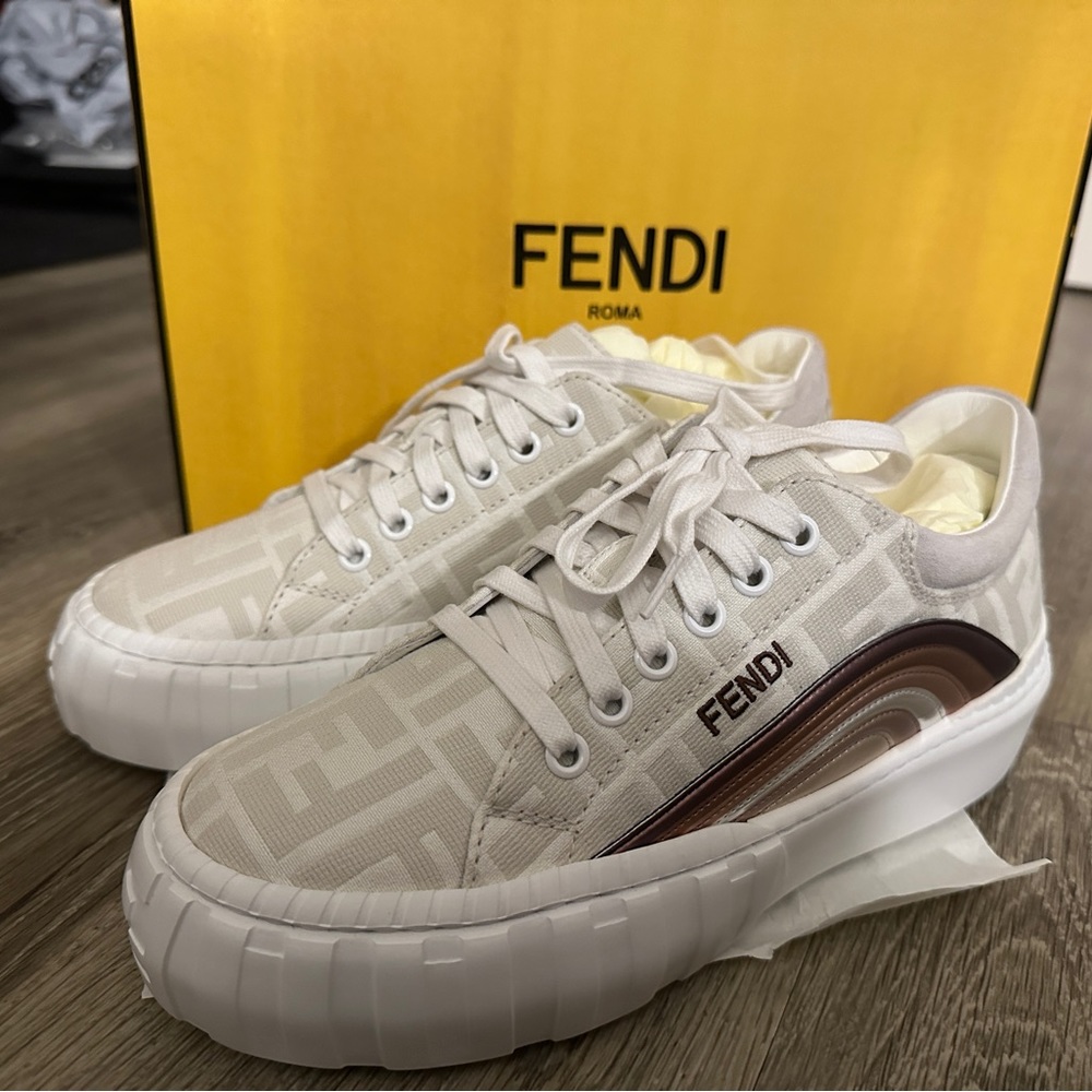 Brand new- FENDI (FF) Jacquard Rainbow Low-Top Sneakers

Size: 37EU = US 7B